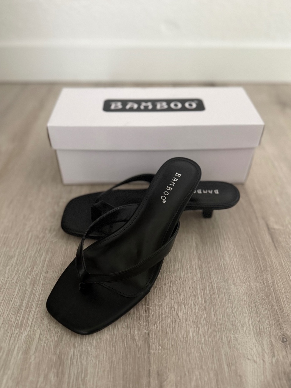 Bamboo Women’s Black kitten heel thong slip on heels Size 6 New with Box